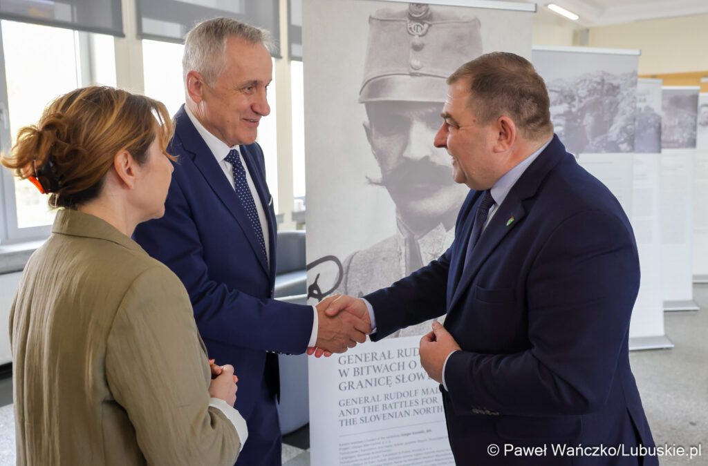 Ambasador Słowenii w Lubuskim podaje rękę Grzegorzowi Potędze