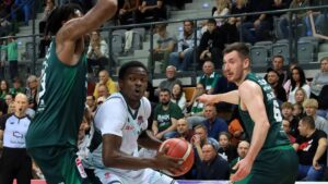 Trzech mężczyzn gra w koszykówkę