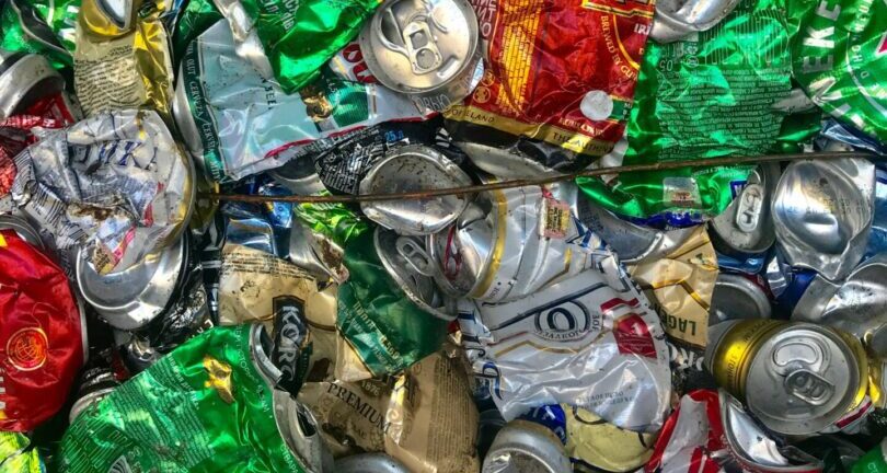 śmieci, zgniecione puszki