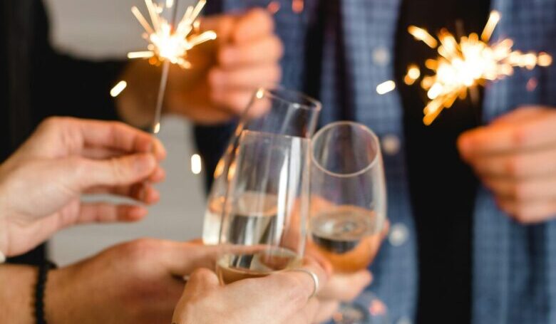 ręce trzymające zimne ognie