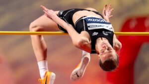 Kobieta skacząca wzwyż