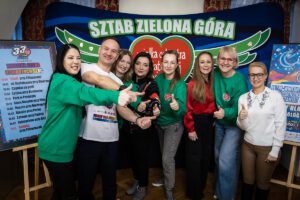 Zielonogórski sztab WOŚP na tle banerów WOŚP