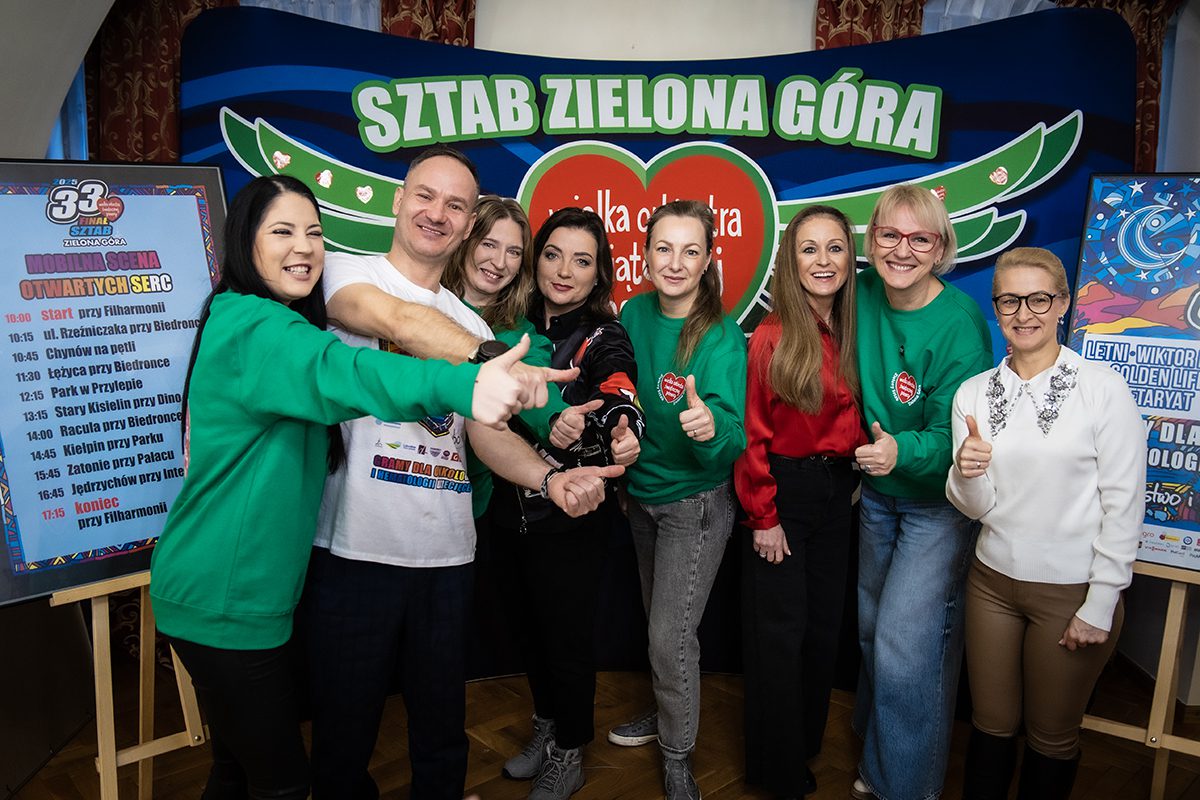 Zielonogórski sztab WOŚP na tle banerów WOŚP