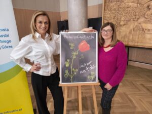 Dwie kobiety przy tablicy promującej transplantację