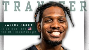 Uśmiechnięty mężczyzna na tle napisu transfer