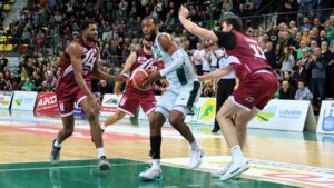 Czterech mężczyzn gra w koszykówkę