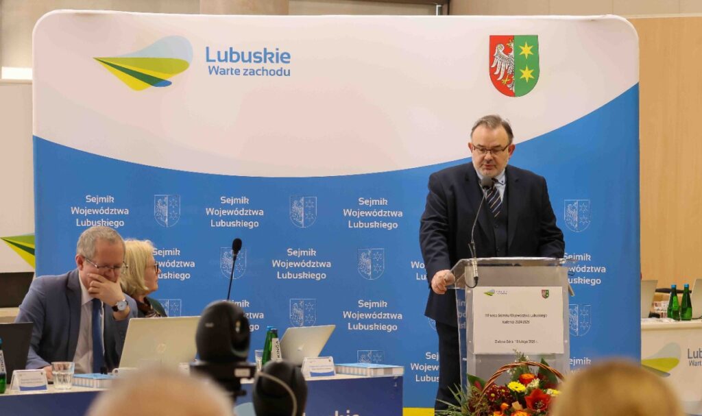 wiceprezes Wojciech Dinges przy mównicy