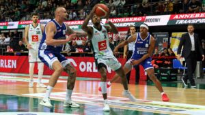 Czterech mężczyzn gra w koszykówkę