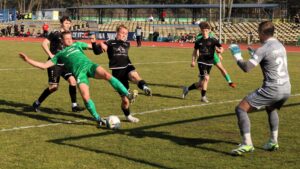 Sześciu mężczyzn na boisku