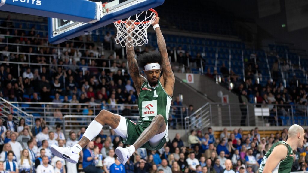 Koszykarz wiszący na obręczy kosza