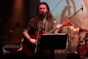 Łukasz Łyczkowski podczas koncertu prezentującego nowe utwory. Zdjęcie: Sulęciński Ośrodek Kultury