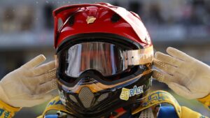 Postać w kasku na głowie