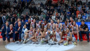 Dwanaście kobiet w sportowych strojach i z medalami