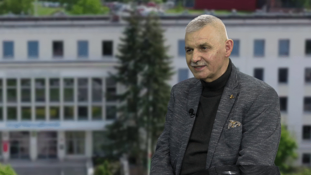 Jacek Urbański w studiu LCI