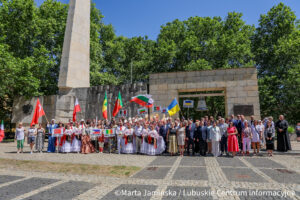 Tegoroczne obchody były wyjątkowe z uwagi na ich wielokulturowość. W uderzeniu w Dzwon Pokoju wzięli udział uczestnicy Międzynarodowego Festiwalu Folk Harbor.