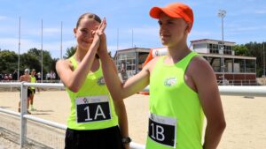 Dwoje młodych sportowców przybija piątkę