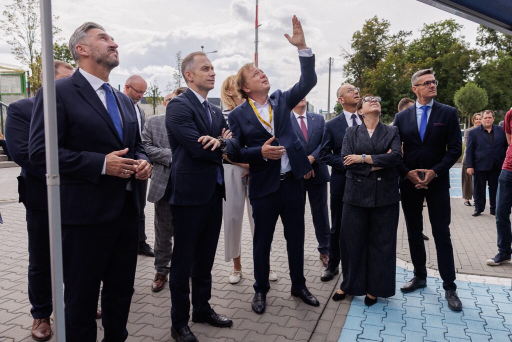 ludzie patrzący w góre