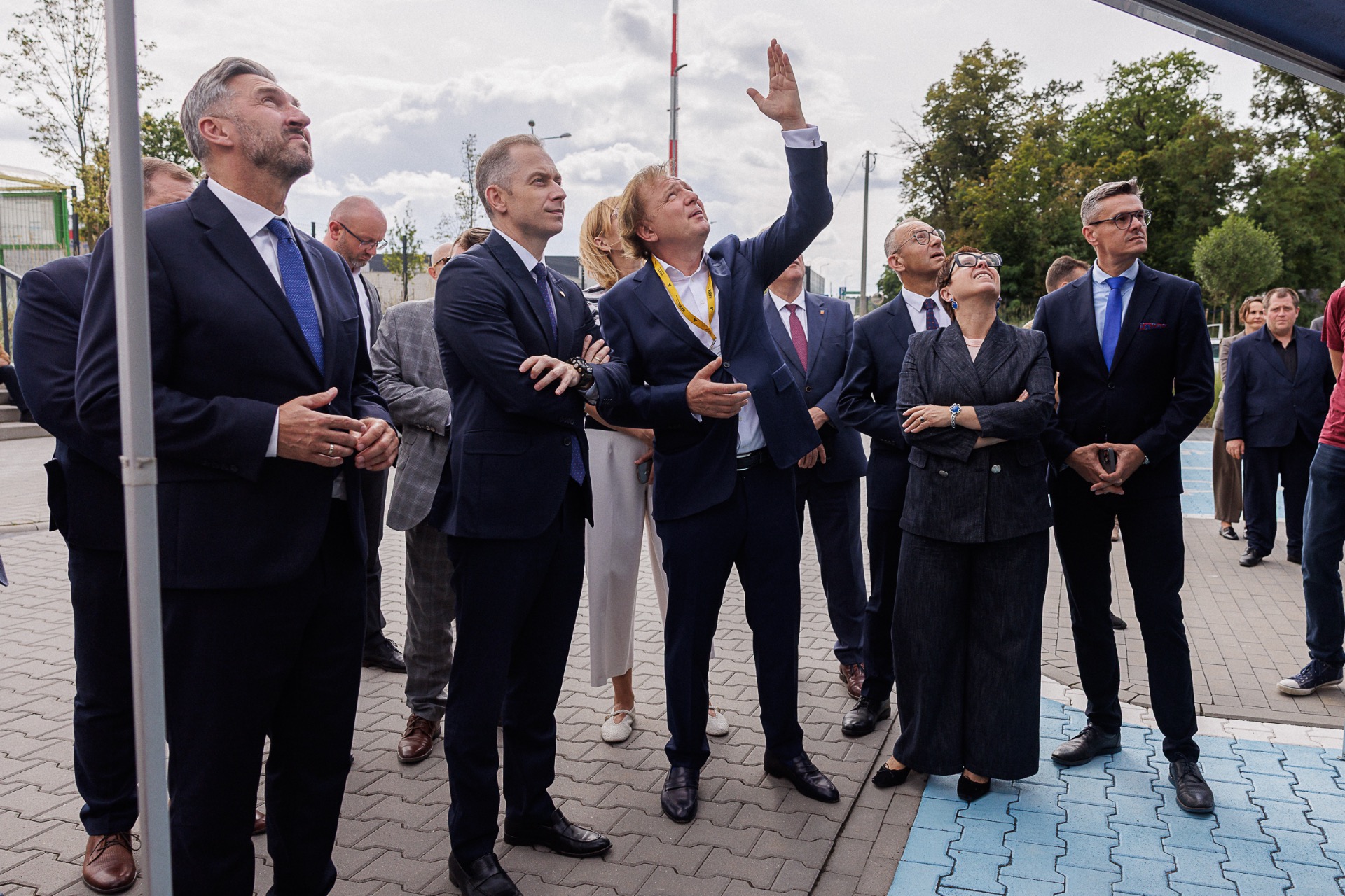 ludzie patrzący w góre