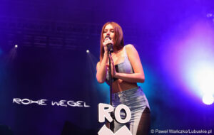 Na scenie wokalistka Roxie – Roksana Węgiel-Mglej.