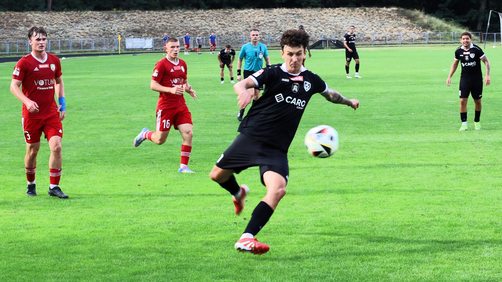 Ośmiu mężczyzn na boisku