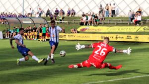 Trzech mężczyzn gra w piłkę