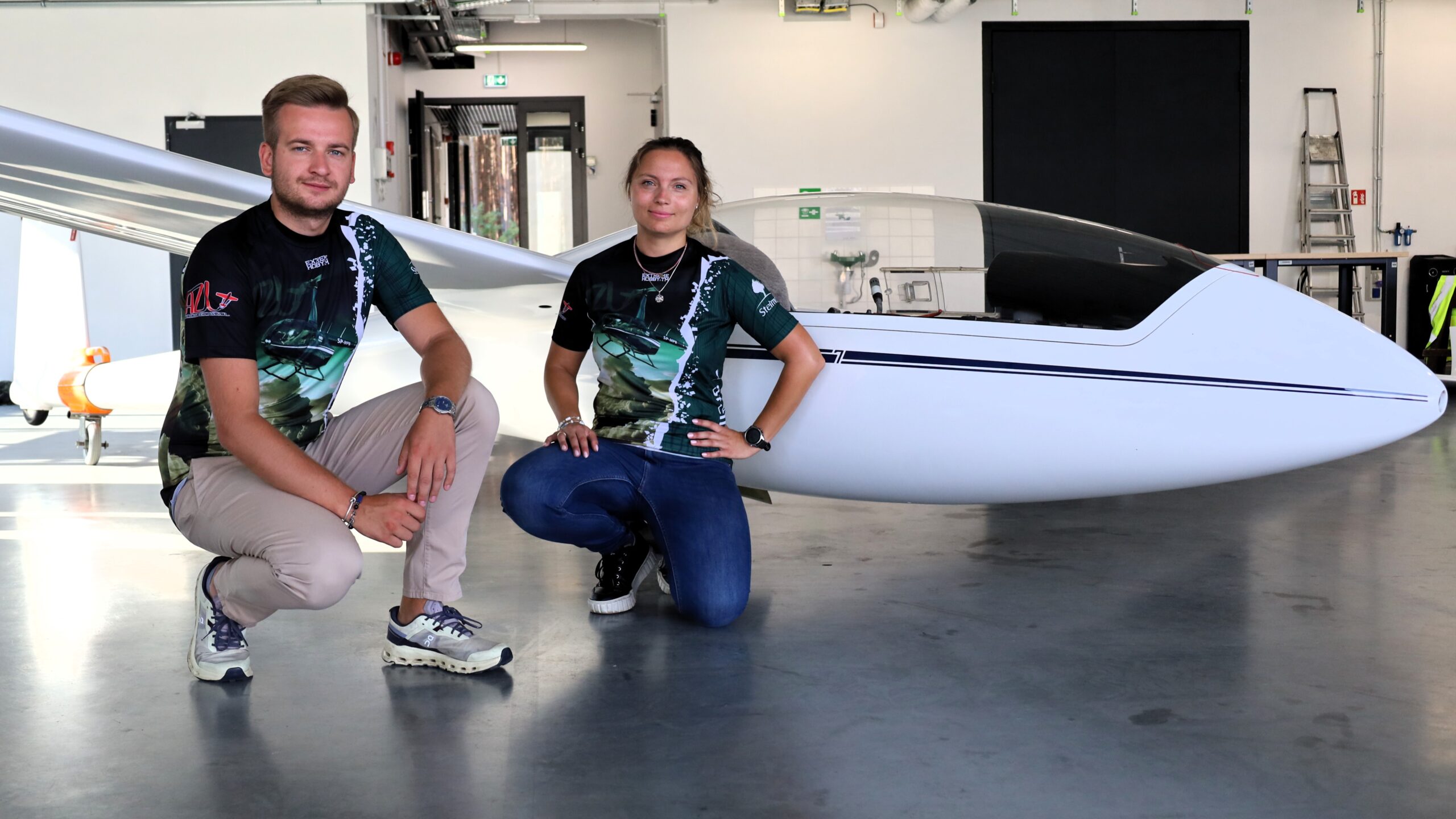 Dwoje młodych ludzi na tle szybowca