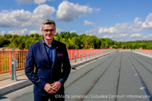 Sebastian Ciemnoczołowski na budowie obwodnicy Drezdenka.