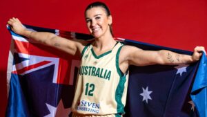 Uśmiechnięta kobieta w sportowym stroju i z flagą Australii
