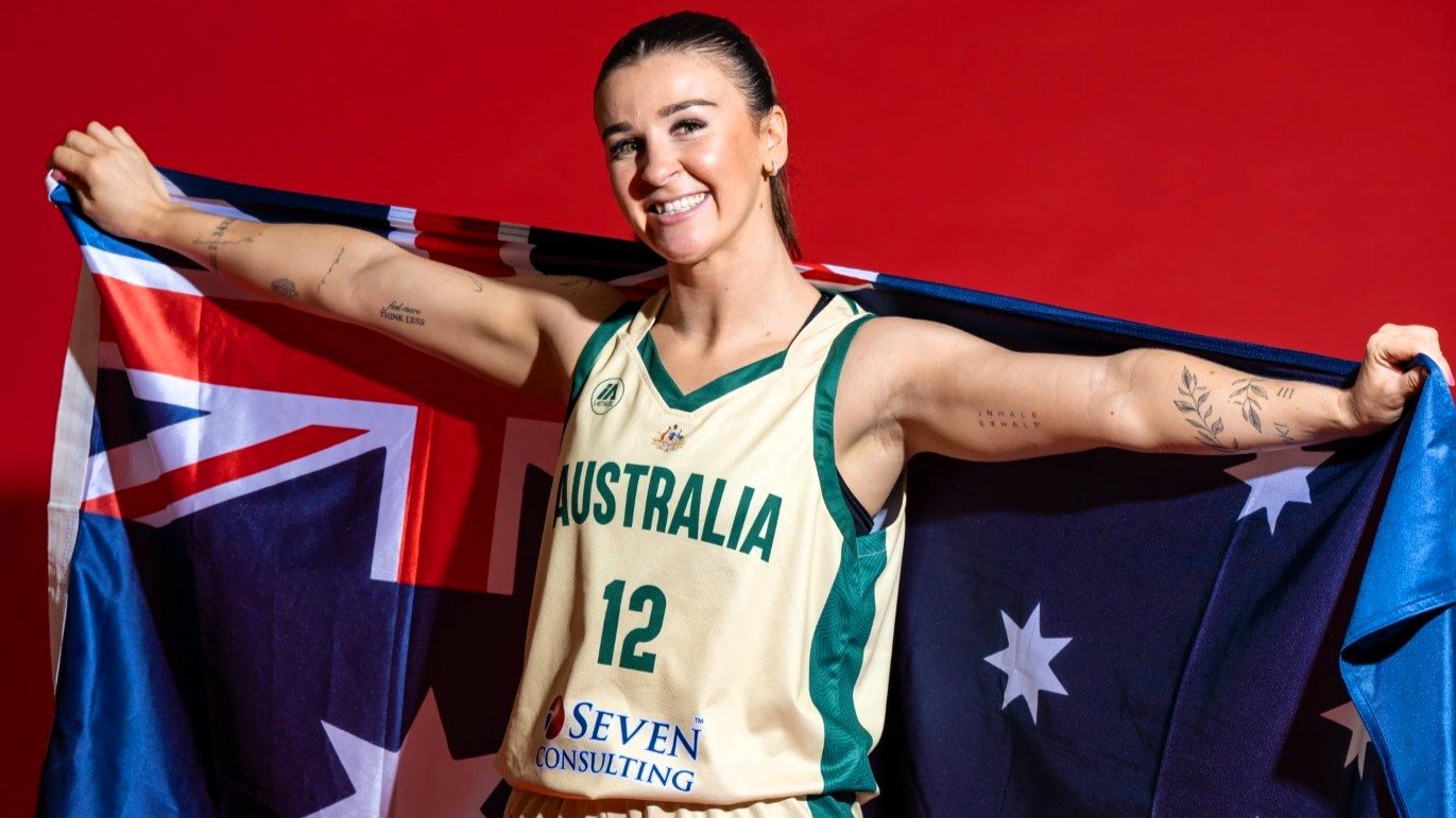 Uśmiechnięta kobieta w sportowym stroju i z flagą Australii