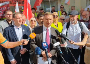 Robert Bąkiewicz przed prokuraturą w Gorzowie Wlkp.