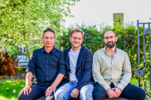 Jan Mierzyński, Mikołaj Kwiatkowski, Dominik Jakubczak. Twórcy i aktorzy spektaklu "Śmiertelne opowiastki"