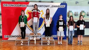 Sześć dziewcząt z dyplomami