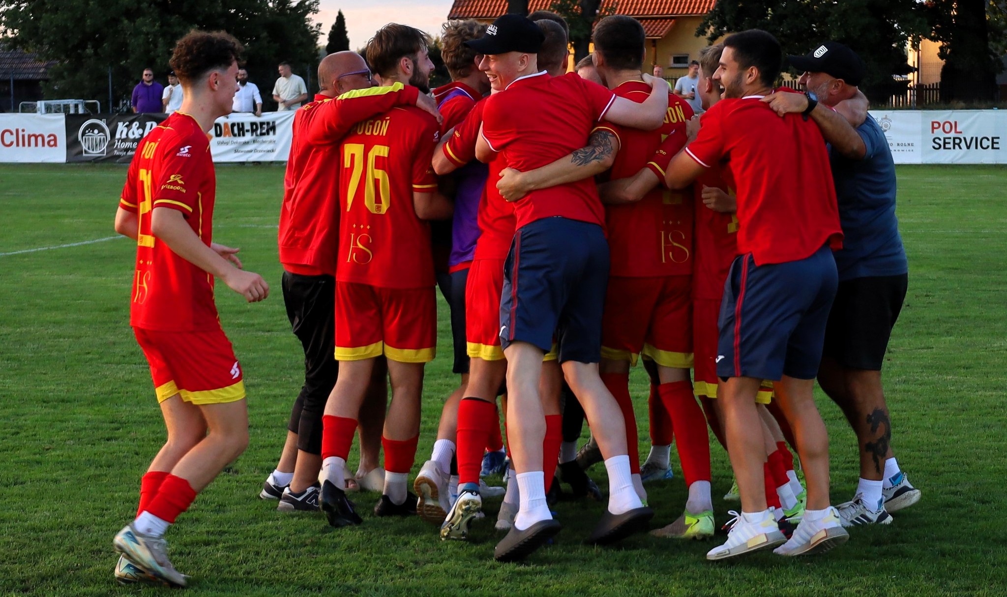 Grupa cieszących się mężczyzn w sportowych strojach