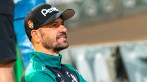 Mężczyzna w czapeczce z daszkiem