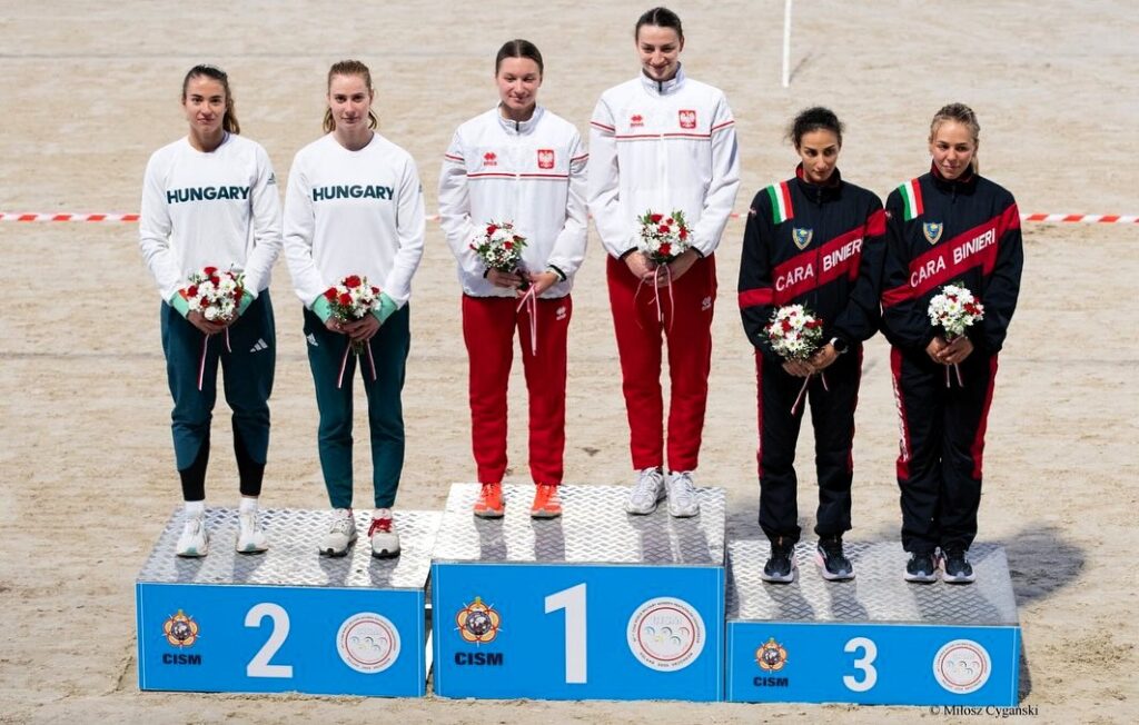 Sześć kobiet w sportowych strojach na podium