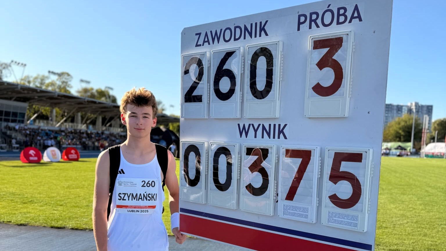 Sportowiec przy tablicy z wynikiem