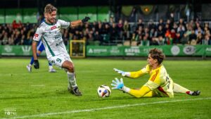 Dwaj mężczyźni grają w piłkę