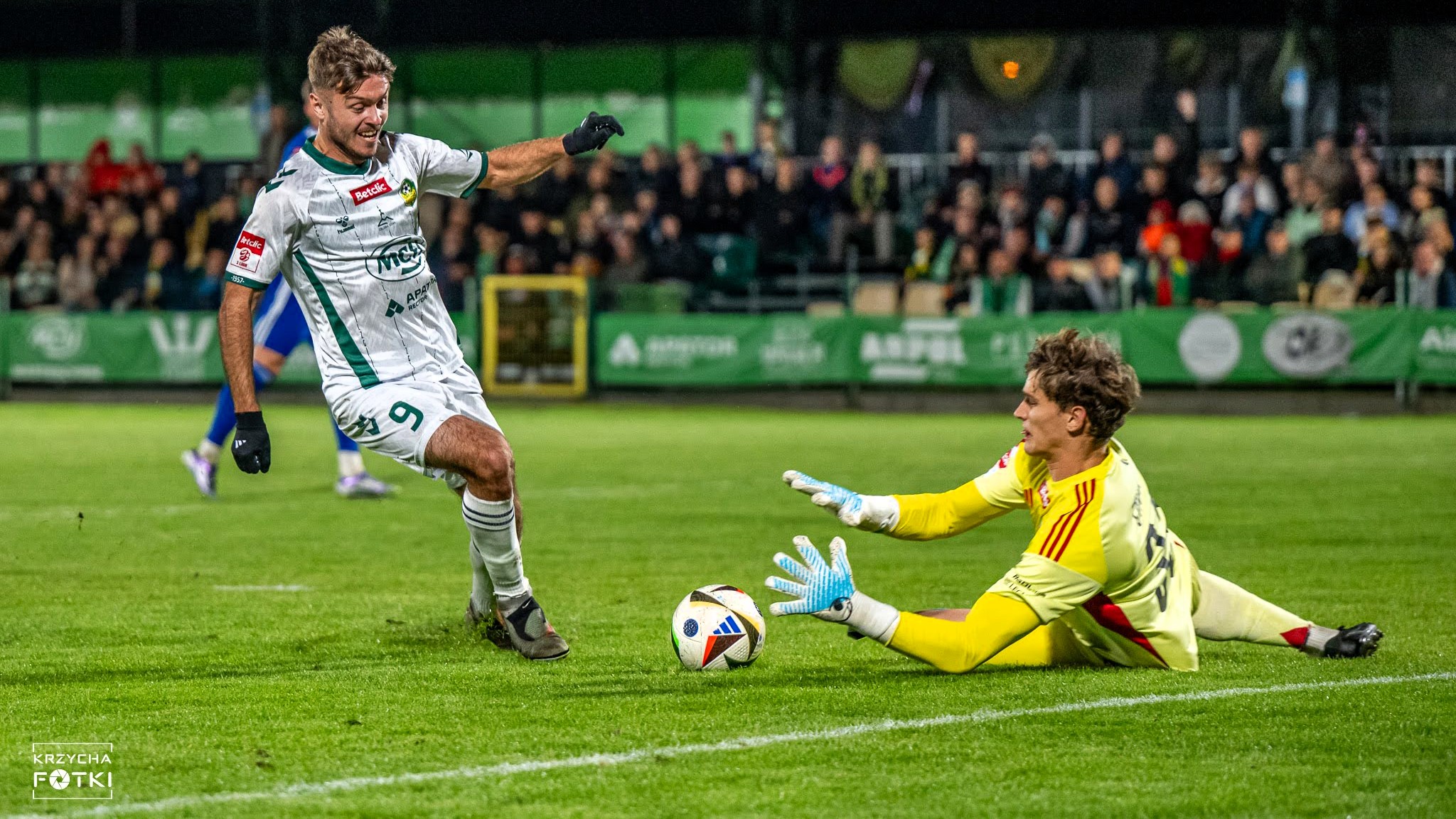 Dwaj mężczyźni grają w piłkę