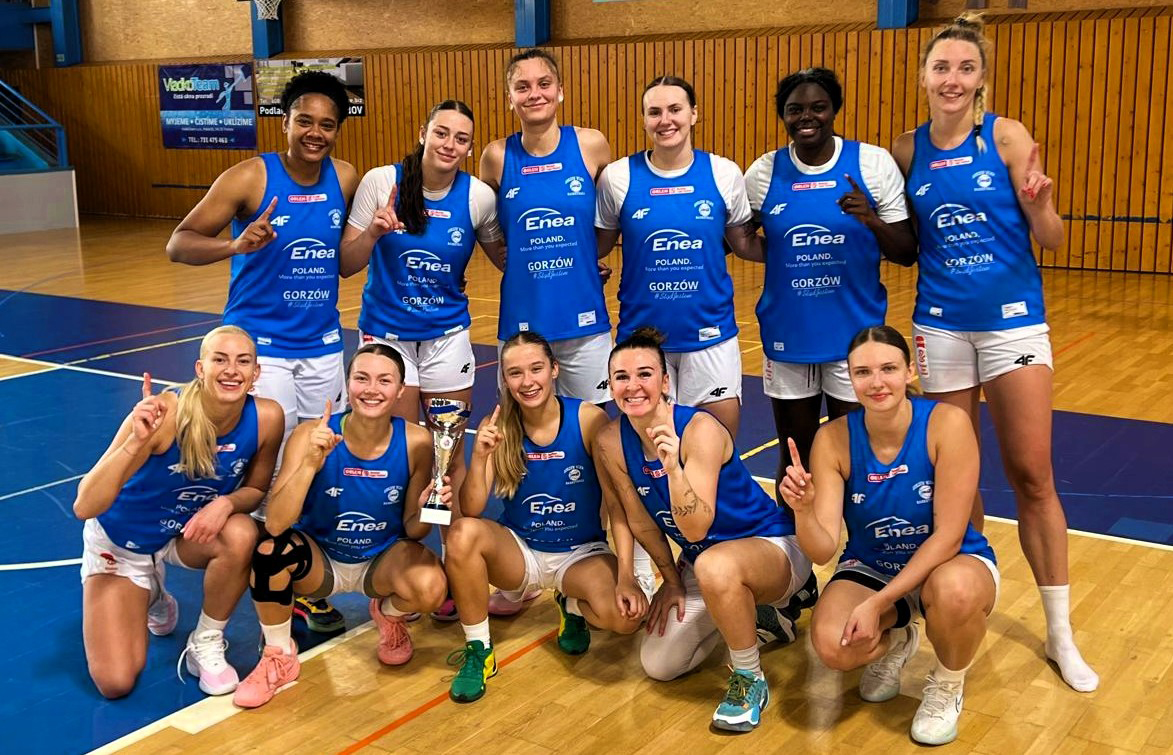 Grupa kobiet w sportowych strojach