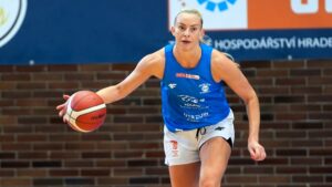 Kobieta z piłką do koszykówki