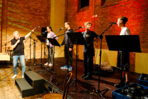 – Dźwięk jest najważniejszym zmysłem – słyszymy bicie serca matki, zanim cokolwiek zobaczymy.