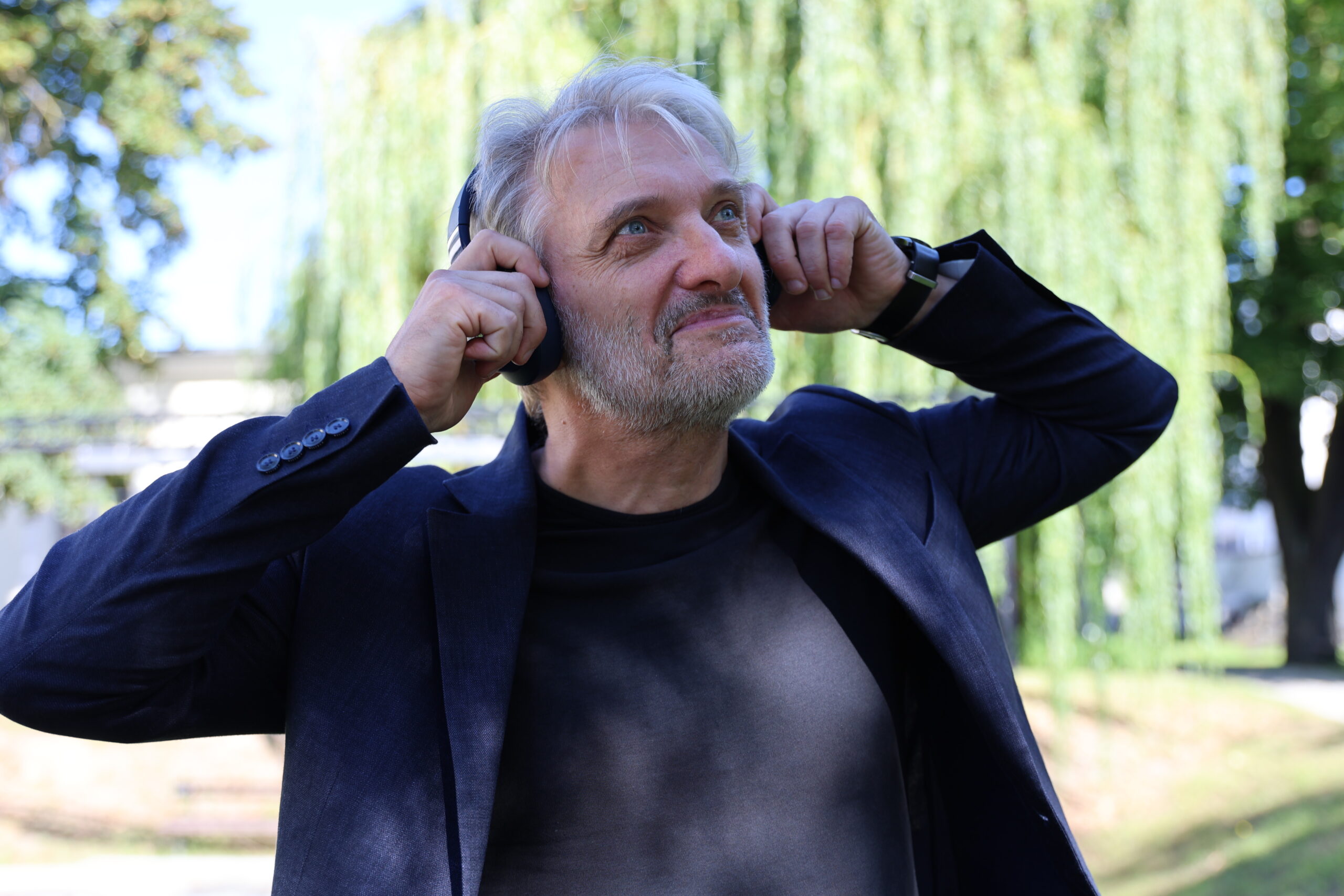 Program Festiwalu Czwartek 11 września 2025 Teatr im. J. Osterwy w Gorzowie Wielkopolskim- Młodzieżowa strefa słuchania 9.30 – 14.30 Strefa słuchania- prezentacja słuchowisk dla młodzieży (odsłuchy słuchowisk w słuchawkach) 9.30- 11.00 warsztaty audialne dla młodzieży 11.00- 11.45 Spotkanie z dr Robertem Losiakiem z Uniwersytetu Wrocławskiego- Audiosfera Gorzowa Wielkopolskiego 12.00- 13.00 „116 11” spotkanie z Katarzyną Stoparczyk 13.00-13.30 Słuchowisko na żywo: Iwona Kusiak” Jedna butelka” reż. Cezary Żołyński, po słuchowisku spotkanie z twórcami 13.30- 14.15 Spotkanie z… Porozmawiajmy o dubbingu Szymon Kuśmider i Przemysław Kapsa 19.00 Słuchowisko na żywo- scenariusz Iwona Kusiak, reż. Cezary Żołyński 20.00 Nocny Szlak Audialny- prowadzenie dr Robert Losiak (Uniwersytet Wrocławski) Piątek 12 września 2025 Muzeum Lubuskie- Dziecięca strefa słuchania 9.30- 13.45 Warsztaty dźwiękowe dla dzieci 9.30-10.30 Spotkanie z Katarzyną Stoparczyk dziennikarką radiową, prezentacja podcastu „Dajcie nam głos” 10.30- 10.45 Przewodnik po wartościach- czyta Joanna Pach Żbikowska 10.45-- 11.45 Spotkanie z Joanną Pach Żbikowską 11.45- 12.45 Słuchowisko konkursowe na żywo: Logotolka przedstawia: Zoja i Sobiesław, reż. Barbara Derlak 12.45- 13.45 – Aktorzy czytają dzieciom Teatr im. J. Osterwy w Gorzowie Wielkopolskim- Młodzieżowa strefa słuchania 9.30 – 14.30 Strefa słuchania- prezentacja słuchowisk dla młodzieży (odsłuchy słuchowisk w słuchawkach) 9.30- 11.00 warsztaty pisania scenariusza słuchowiska dla młodzieży, prowadzenie Iwona Kusiak 9.30- 10.00 spotkanie z fizykiem Grzegorzem Adamowiczem 10.00-10.45- spotkanie z reżyserem dźwięku prof. dr hab. Andrzejem Brzoską 11.00- 11.45 Spotkanie z dr hab. Prof. IS PAN Jagodą Hernik Spalińską o początkach Polskiego Radia w Wilnie 12.00- 13.00 „116 11” spotkanie z Katarzyną Stoparczyk 13.15- 14.15 Spotkanie z… Porozmawiajmy o dubbingu Joanną Pach Żbikowską 18.00- 19.00 Gala Festiwalowa, wręczenie nagród dla laureatów konkursu słuchowisk dla dzieci i młodzieży 19.00 Słuchowisko na żywo: Maciej Wojtyszko „Bromba” - reżyseria Szymon Kuśmider Sobota 13 września 2025 Filharmonia Gorzowska 9.30- 15.30 Warsztaty dla dzieci, gry i zabawy, klocki korbo 10.00- 10.30- Spotkanie z lekarzem, jak dbać o słuch dzieci 11.00- 11.30 Rozmowa o edukacji audialnej 12.45- 13.45 Słuchowisko na żywo dla dzieci - Iwona Rusek „Jurata” reżyseria Dariusz Błaszczyk 13.45- 14.30 Spotkanie z twórcami słuchowiska „Jurata” 14.30-15.00 Aktorzy czytają dzieciom 15.00- 15.45 Jedna butelka I. Kusiak, reż. C. Żołyński Program Festiwalu Czwartek 11 września 2025 Teatr im. J. Osterwy w Gorzowie Wielkopolskim- Młodzieżowa strefa słuchania 9.30 – 14.30 Strefa słuchania- prezentacja słuchowisk dla młodzieży (odsłuchy słuchowisk w słuchawkach) 9.30- 11.00 warsztaty audialne dla młodzieży 11.00- 11.45 Spotkanie z dr Robertem Losiakiem z Uniwersytetu Wrocławskiego- Audiosfera Gorzowa Wielkopolskiego 12.00- 13.00 „116 11” spotkanie z Katarzyną Stoparczyk 13.00-13.30 Słuchowisko na żywo: Iwona Kusiak” Jedna butelka” reż. Cezary Żołyński, po słuchowisku spotkanie z twórcami 13.30- 14.15 Spotkanie z… Porozmawiajmy o dubbingu Szymon Kuśmider i Przemysław Kapsa 19.00 Słuchowisko na żywo- scenariusz Iwona Kusiak, reż. Cezary Żołyński 20.00 Nocny Szlak Audialny- prowadzenie dr Robert Losiak (Uniwersytet Wrocławski) Piątek 12 września 2025 Muzeum Lubuskie- Dziecięca strefa słuchania 9.30- 13.45 Warsztaty dźwiękowe dla dzieci 9.30-10.30 Spotkanie z Katarzyną Stoparczyk dziennikarką radiową, prezentacja podcastu „Dajcie nam głos” 10.30- 10.45 Przewodnik po wartościach- czyta Joanna Pach Żbikowska 10.45-- 11.45 Spotkanie z Joanną Pach Żbikowską 11.45- 12.45 Słuchowisko konkursowe na żywo: Logotolka przedstawia: Zoja i Sobiesław, reż. Barbara Derlak 12.45- 13.45 – Aktorzy czytają dzieciom Teatr im. J. Osterwy w Gorzowie Wielkopolskim- Młodzieżowa strefa słuchania 9.30 – 14.30 Strefa słuchania- prezentacja słuchowisk dla młodzieży (odsłuchy słuchowisk w słuchawkach) 9.30- 11.00 warsztaty pisania scenariusza słuchowiska dla młodzieży, prowadzenie Iwona Kusiak 9.30- 10.00 spotkanie z fizykiem Grzegorzem Adamowiczem 10.00-10.45- spotkanie z reżyserem dźwięku prof. dr hab. Andrzejem Brzoską 11.00- 11.45 Spotkanie z dr hab. Prof. IS PAN Jagodą Hernik Spalińską o początkach Polskiego Radia w Wilnie 12.00- 13.00 „116 11” spotkanie z Katarzyną Stoparczyk 13.15- 14.15 Spotkanie z… Porozmawiajmy o dubbingu Joanną Pach Żbikowską 18.00- 19.00 Gala Festiwalowa, wręczenie nagród dla laureatów konkursu słuchowisk dla dzieci i młodzieży 19.00 Słuchowisko na żywo: Maciej Wojtyszko „Bromba” - reżyseria Szymon Kuśmider Sobota 13 września 2025 Filharmonia Gorzowska 9.30- 15.30 Warsztaty dla dzieci, gry i zabawy, klocki korbo 10.00- 10.30- Spotkanie z lekarzem, jak dbać o słuch dzieci 11.00- 11.30 Rozmowa o edukacji audialnej 12.45- 13.45 Słuchowisko na żywo dla dzieci - Iwona Rusek „Jurata” reżyseria Dariusz Błaszczyk 13.45- 14.30 Spotkanie z twórcami słuchowiska „Jurata” 14.30-15.00 Aktorzy czytają dzieciom 15.00- 15.45 Jedna butelka I. Kusiak, reż. C. Żołyński Cezary Żołyński, dyrektor artystyczny festiwalu.