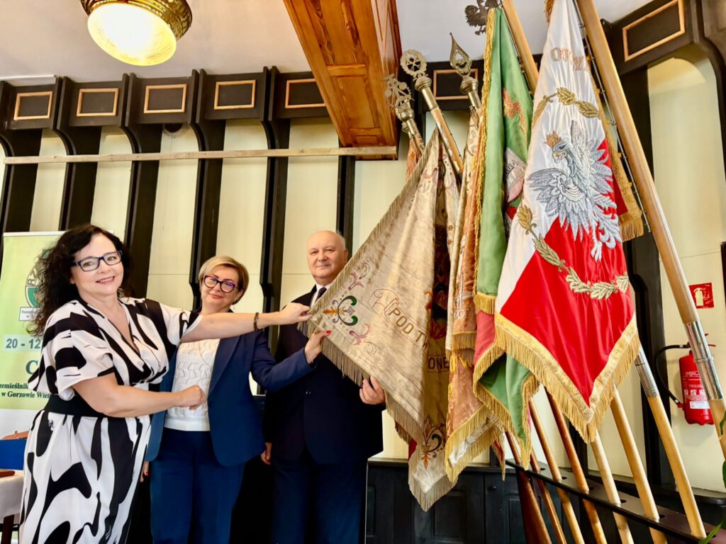 O bogatej historii rzemieślniczej w Gorzowie Wlkp. przypominają sztandary różnych rzemiosł, które są w siedzibie organizacji. W zabytkowej kamienicy w centrum Gorzowa.