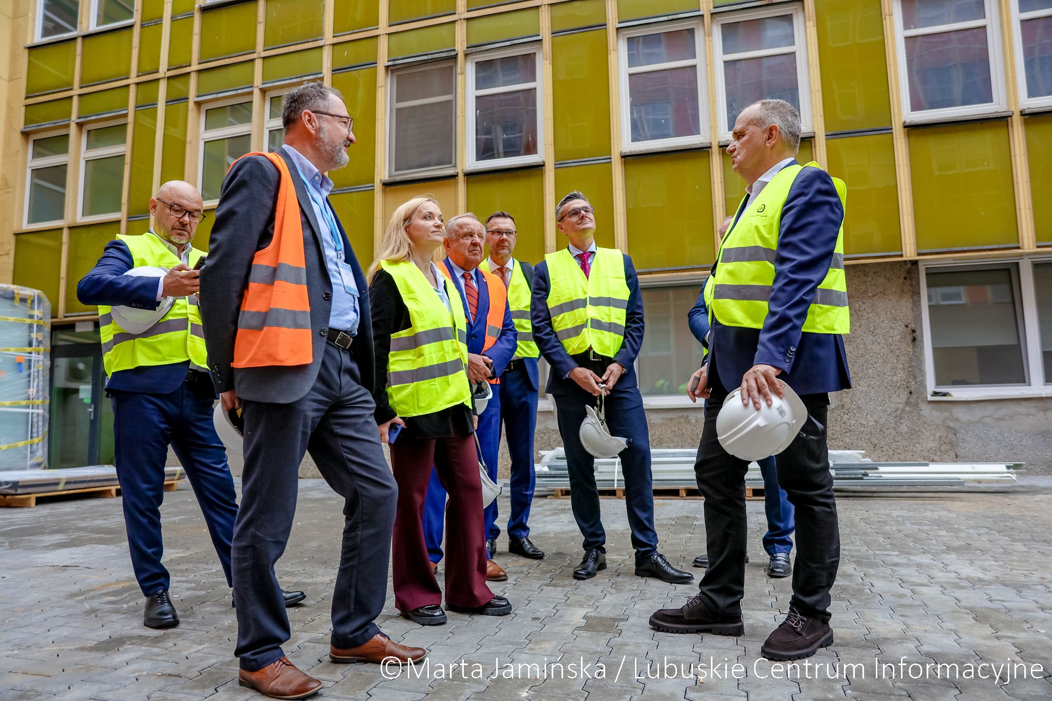 Po wielkim placu budowy oprowadzał prezes lecznicy Jerzy Ostrouch.