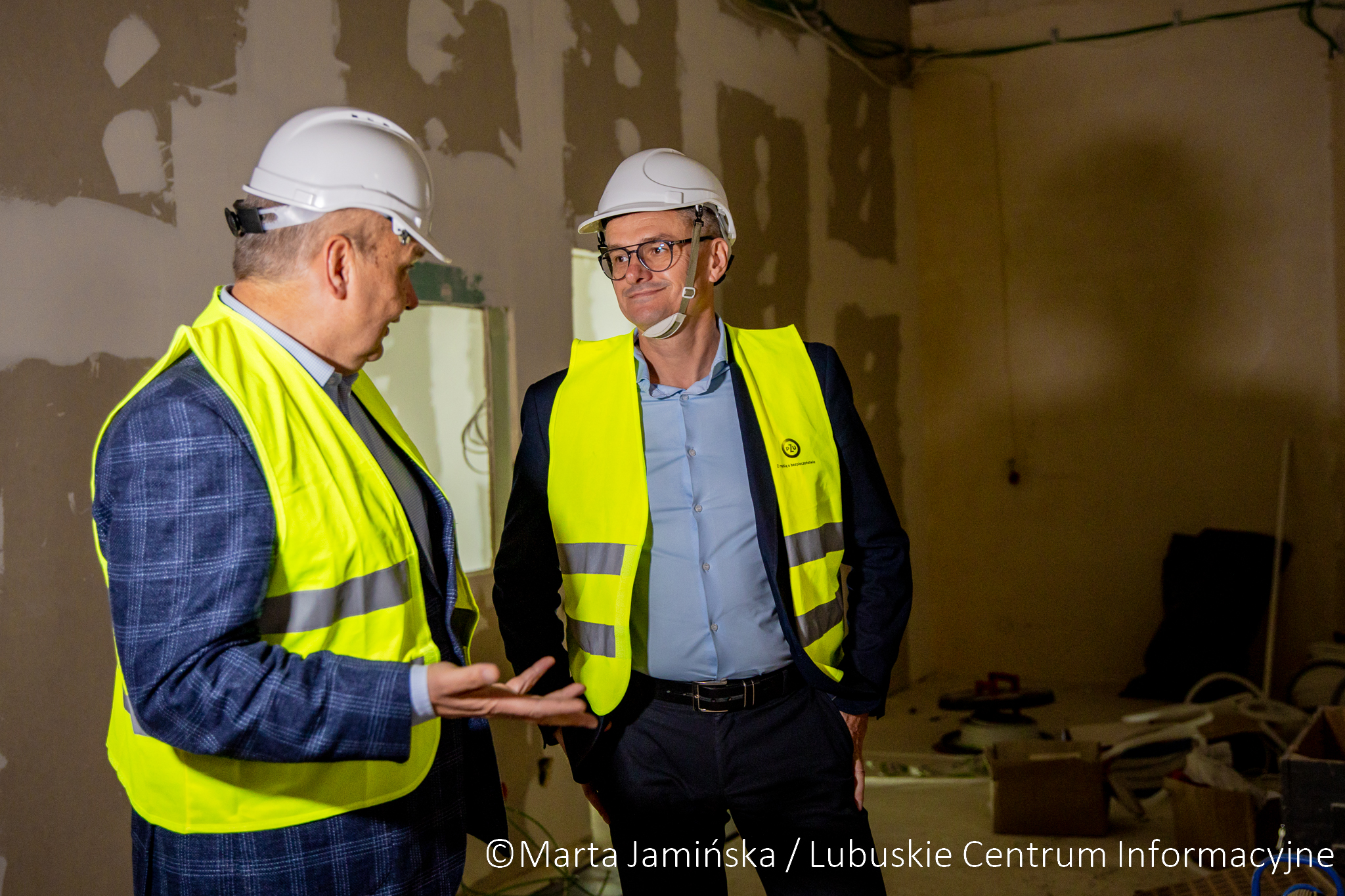 Podczas wizyty w szpitalu marszałek Sebastian Ciemnoczołowski wizytował ambulatoryjny zakład diagnostyki obrazowej, który powstaje między budynkami szpitalnymi ze środków KPO.