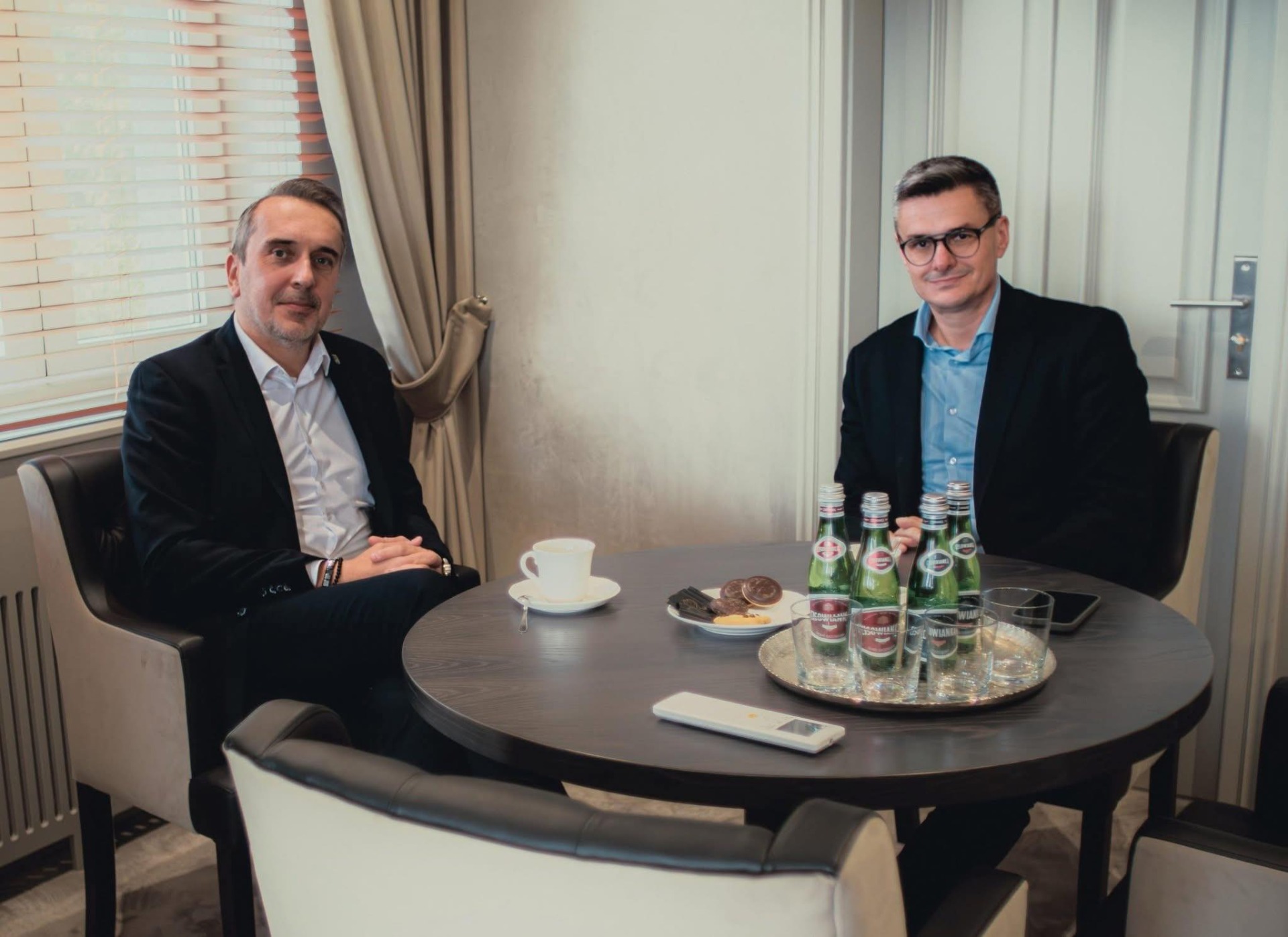 marcin pabierowski siedzi z sebastianem ciemnoczołowskim