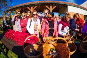 ludzie otrzymujący narzędzia