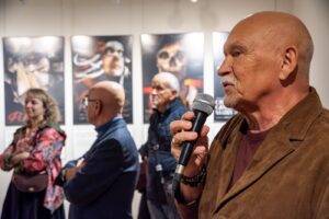 Andrzej Pągowski na wernisażu wystawy w Gorzowie.