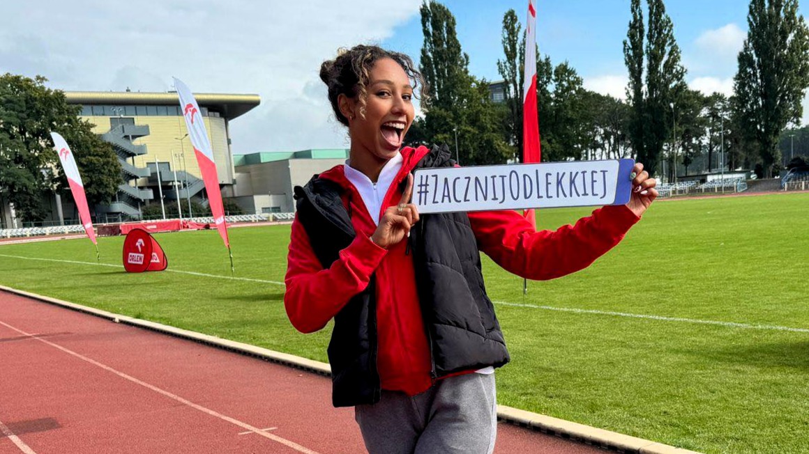 Uśmiechnięta kobieta w sportowym stroju