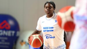 Kobieta z piłką do koszykówki